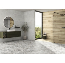 Baie modernă cu lavoar, oglindă, duș și gresie gri.