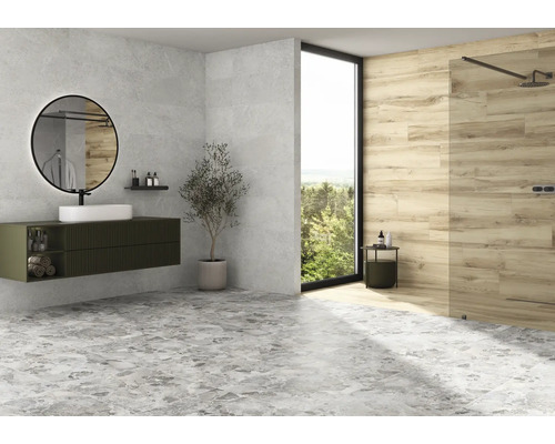 Baie modernă cu lavoar, oglindă, duș și gresie gri.