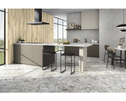 Bucătărie luminoasă și modernă cu insulă de gătit, scaune de bar, masă și gresie cu aspect de piatră