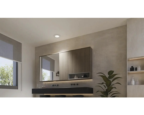 Baie cu chiuvetă, dulap cu oglindă, raft și fereastră cu jaluzea