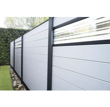 Gard de grădină cu elemente de sticlă și panouri orizontale