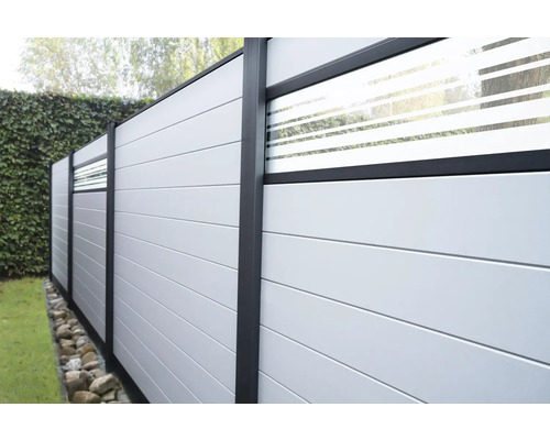 Gard de grădină cu elemente de sticlă și panouri orizontale