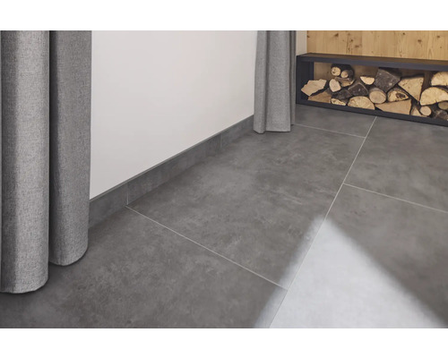 Interior modern cu gresie gri, plinte și raft de depozitare din lemn