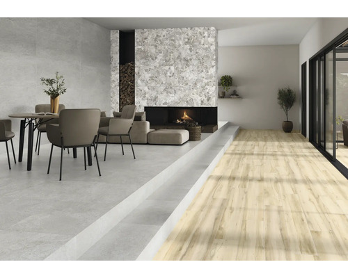 Living luminos cu zonă de luat masa, șemineu și podea din lemn