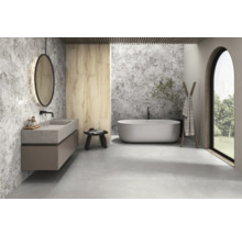 Baie modernă cu lavoar dublu, cadă și faianță cu aspect de marmură.