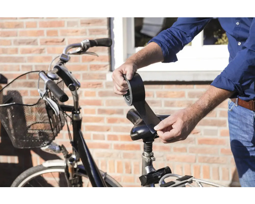 O persoană repară o șa de bicicletă cu bandă adezivă.