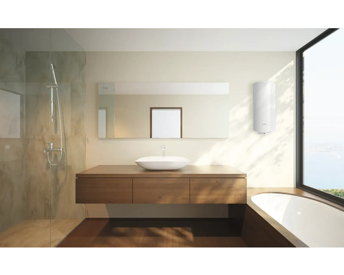 Baie modernă cu duș, lavoar, oglindă, boiler și cadă.