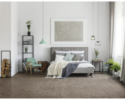 Dormitor luminos cu pat, noptieră, fotoliu de lectură, bibliotecă și decorațiuni