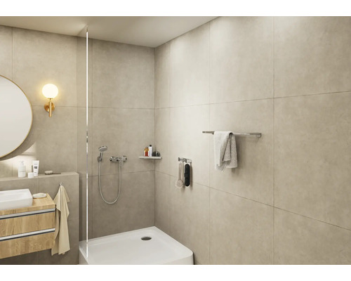 Baie cu duș, chiuvetă și suport pentru prosoape