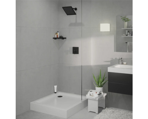 Baie modernă cu duș walk-in, chiuvetă și oglindă