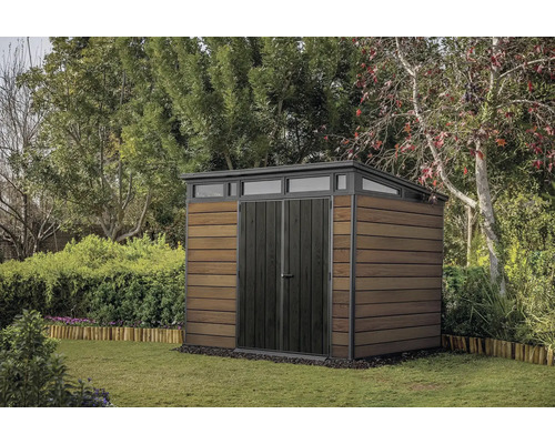 Magazie de grădină cu uși duble și luminatoare în grădină