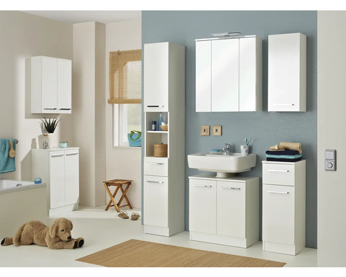 Baie cu mobilier de baie alb, chiuvetă, dulap cu oglindă și dulapuri înalte