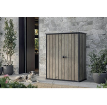 Dulap de grădină din lemn cu mâner de ușă lângă un câine