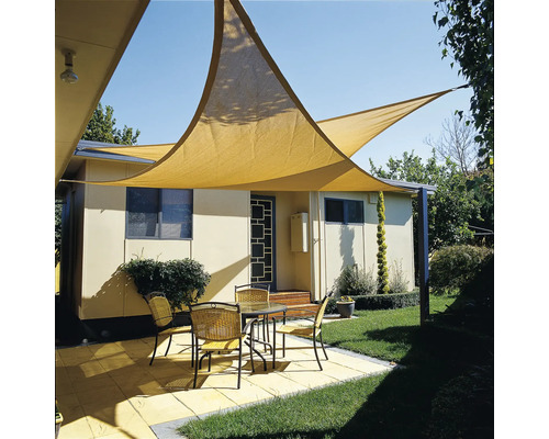 Terasa cu pânză de umbrire triunghiulară, masă și scaune