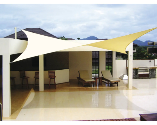 Terasa cu pânză de umbrire și șezlonguri pentru exterior