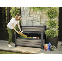 Femeie deschizând bancă de grădină cu spațiu de depozitare pentru unelte și accesorii de grădinărit.