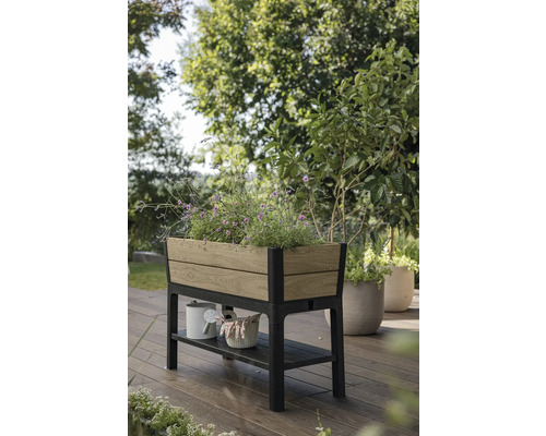 Jardinieră înaltă din lemn și metal cu spațiu de depozitare în grădină