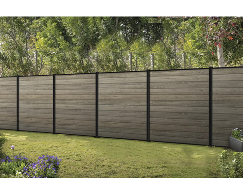 Gard de grădină din elemente de lemn cu stâlpi metalici în exterior