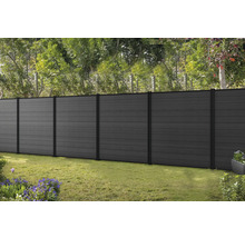 Vedere grădină cu gard din elemente WPC