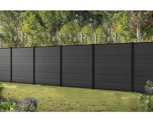 Vedere grădină cu gard din elemente WPC