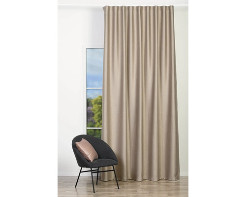 Perdea decorativă lângă o fereastră și un fotoliu