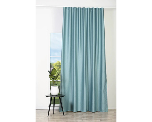 Cortină decorativă albastru deschis în fața unei ferestre cu o plantă pe o masă