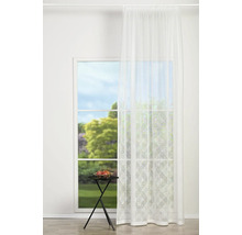 Fereastră cu perdea și măsuță laterală