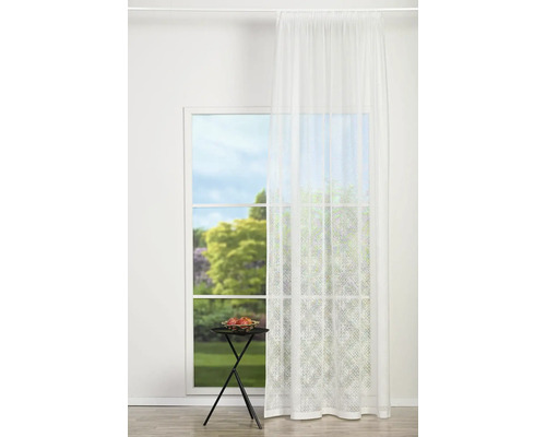 Fereastră cu perdea și măsuță laterală