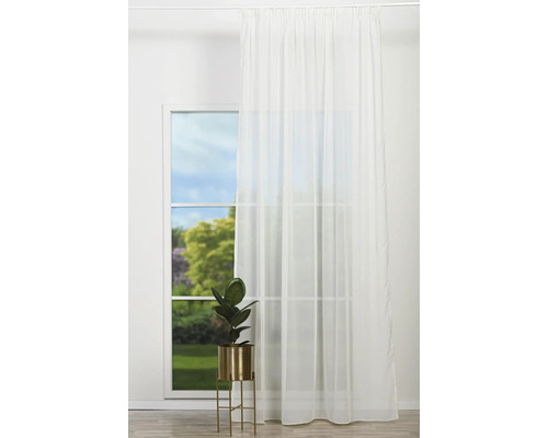 Cameră luminoasă cu fereastră, perdea și plantă de apartament în ghiveci decorativ.