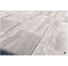 Pavaj exterior cu plăci din piatră.