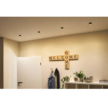 Vedere a camerei cu spoturi încastrate în tavan ca iluminare