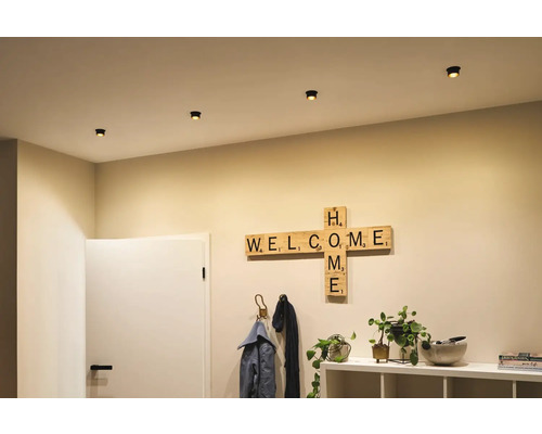 Vedere a camerei cu spoturi încastrate în tavan ca iluminare