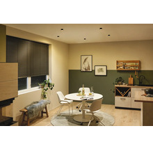 Sufragerie cu masă, scaune, fereastră cu jaluzele și corpuri de iluminat de tavan.