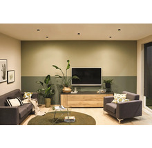 Living cu canapea, fotoliu, televizor și spoturi de tavan