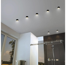 Baie cu spoturi de tavan și cabină de duș