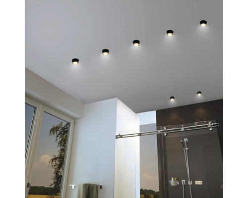 Baie cu spoturi de tavan și cabină de duș