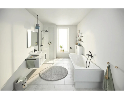 Baie cu duș, chiuvetă, cadă și oglindă într-un design modern și luminos.