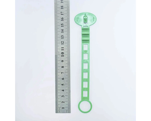 Legătură verde pentru plante din plastic, cu o riglă alăturată pentru indicarea dimensiunii.