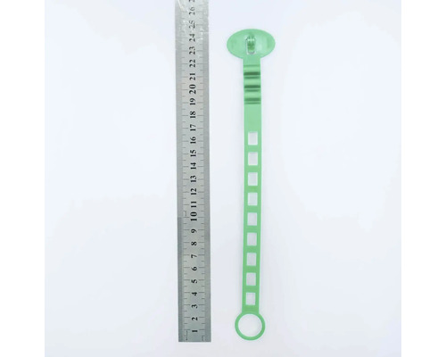 Bandă de plastic cu ochi și găuri lângă o riglă