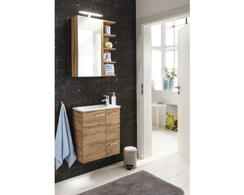 Baie cu lavoar, dulap cu oglindă și decorațiuni