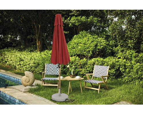 Scenă de grădină cu umbrelă de soare închisă, masă de grădină și două scaune