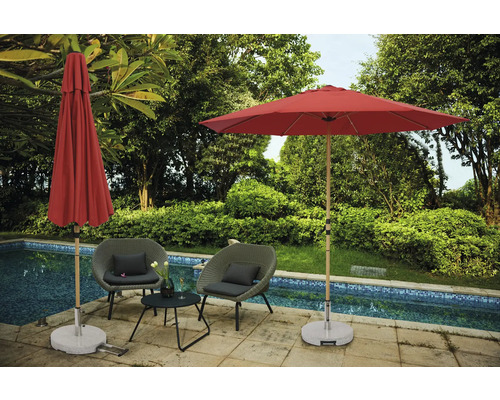 Scenă cu două scaune de grădină, o măsuță, o umbrelă de soare deschisă și una închisă lângă o piscină