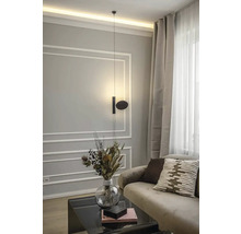 Scenă modernă de living cu lampă suspendată, canapea, perne, măsuță de cafea și vază cu flori.