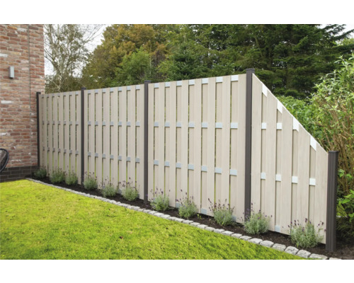 Gard de grădină realizat din elemente din plastic și elemente de fixare metalice în grădină