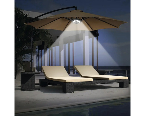 Scenă cu două șezlonguri sub o umbrelă de soare iluminată pentru exterior