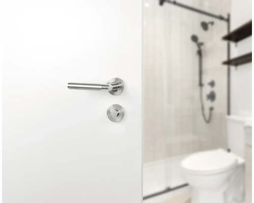 Ușă cu clanță și baie în fundal