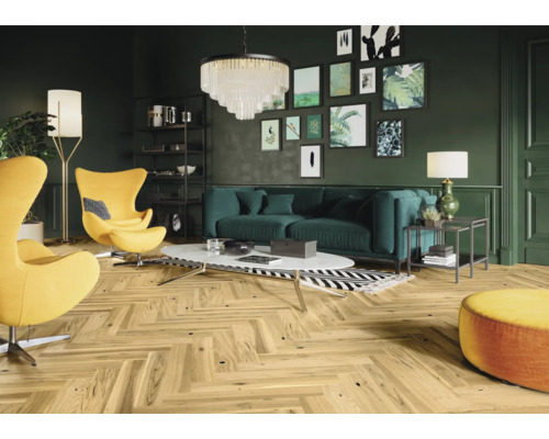 Cameră de zi cu canapea, fotolii și parchet cu model herringbone