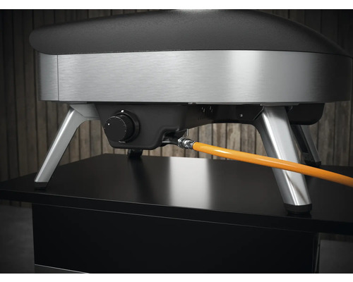 Imagine detaliată a unui cuptor de pizza pe gaz așezat pe o masă