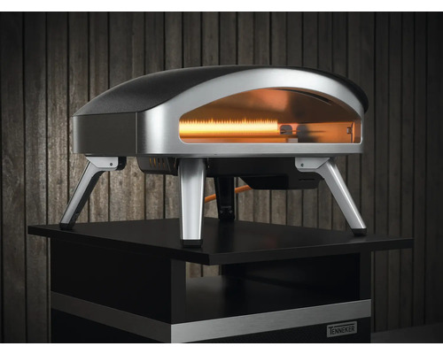 Cuptor de pizza pe gaz Tenneker pe o masă