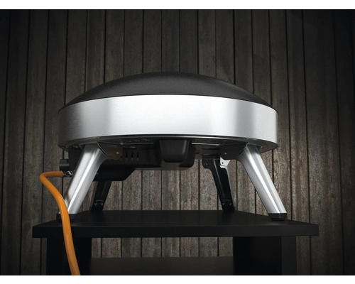 Grătar pe gaz pe o masă